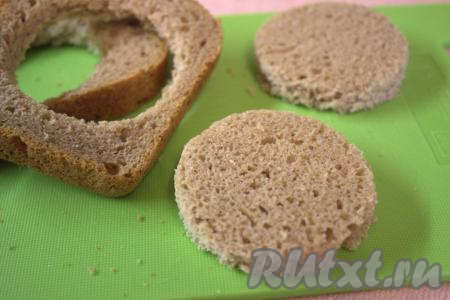 Хлеб нарезать на одинаковые ломтики. При помощи стакана (или рюмки) вырезать из хлеба кружочки (у меня кружки диаметром 6 см).