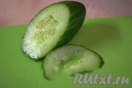 Огурец по краям очень тонко нарезать, скрутить в виде цветочка и выложить на бутерброды поверх начинки.