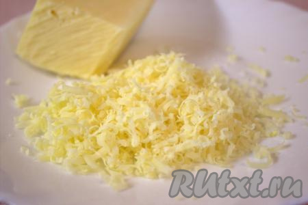 Сыр натереть на средней терке.