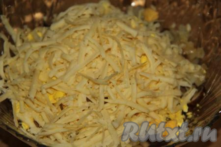 Сыр натереть на тёрке и тоже выложить в салат.