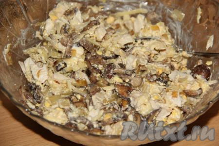 Посолить по вкусу салат с курицей, шампиньонами, яйцами, луком и сыром, заправить майонезом и перемешать.