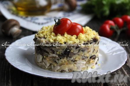 Салат с курицей, шампиньонами и сыром