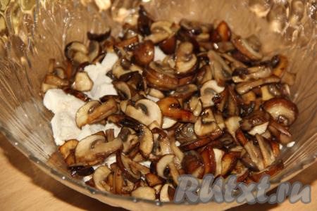 Соединить нарезанное куриное мясо и обжаренные грибы.
