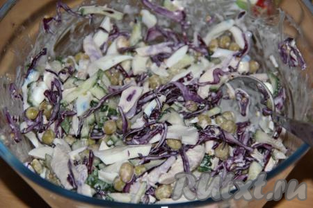 Перемешать салат из краснокочанной капусты.