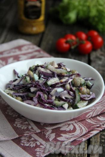 Салат с краснокочанной капустой и свежими огурцами, приготовленный по этому простому рецепту, получается очень вкусным и сытным. Это блюдо точно понравится многим!
