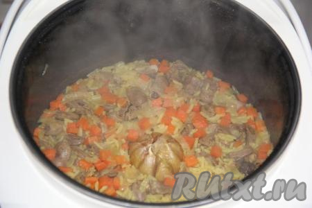 Вот такой плов с куриными сердечками получился в мультиварке.