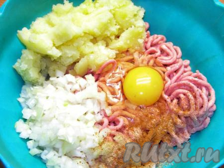 В миску кладём свиной фарш, остывшее картофельное пюре, нарезанный лук, добавляем сырое яйцо и соль (я взяла адыгейскую соль), можно слегка поперчить.
