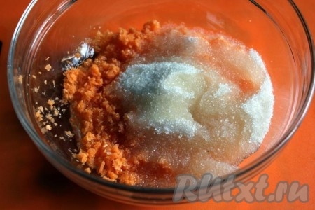 Соедините натёртую морковь с сахаром, растительным маслом и тёртым корнем имбиря.
