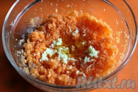 Соедините натёртую морковь с сахаром, растительным маслом и тёртым корнем имбиря.