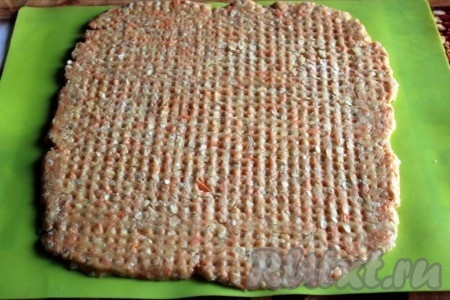Раскатайте тесто в прямоугольный пласт толщиной около 1 см (я раскатывала тесто и выпекала на силиконовом коврике).