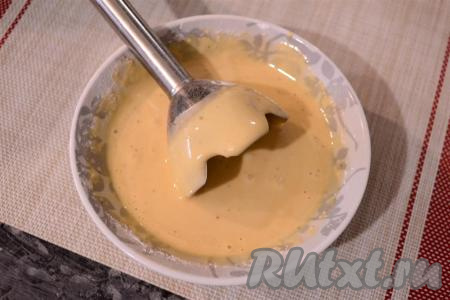 Далее взбить кляр погружным блендером для удаления мелких комочков муки. Муки может понадобиться больше или меньше, смотрите сами - кляр должен быть похожим по консистенции на хорошую сметану.