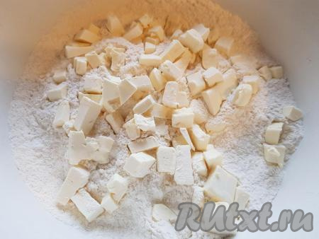 Хорошо перемешать и сверху выложить кусочки мягкого сливочного масла (советую масло за несколько часов до приготовления пирога достать из холодильника, оно должно быть комнатной температуры).