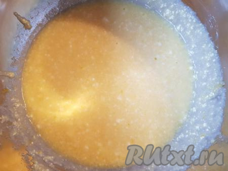 Хорошо перемешать яйца с творогом и сахаром.