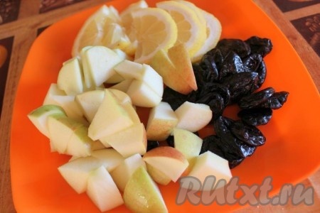 Для начинки яблоки и лимон (с кожурой) нарежьте на кусочки и затем вместе с черносливом измельчите в блендере.