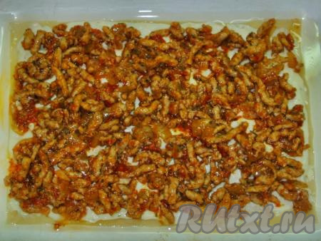 Сверху выкладываем тоже, примерно, 1-1,5 столовые ложки мясного соуса болоньезе и равномерно распределяем его по всему листу.