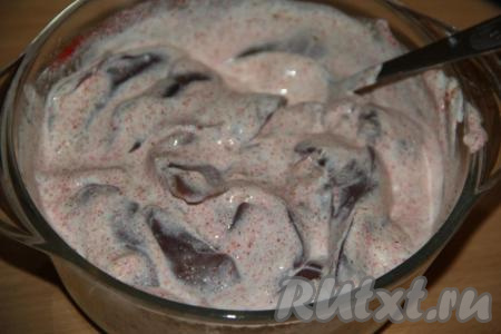 Перемешать куриную печень со специями и сметаной, оставить при комнатной температуре на 1 час.