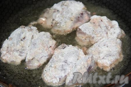 Выложить куриную печень в сковороду, предварительно разогретую с растительным маслом. Жарить печёнку с двух сторон на среднем огне в течение 5 минут с каждой стороны (при прокалывании готовой жареной печени должен выделяться сок без примесей крови).