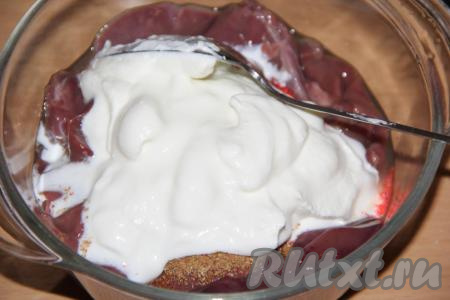 К куриной печени добавить сметану. 