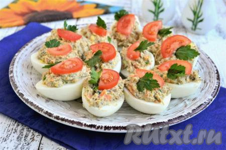 Яйца, фаршированные шпротами