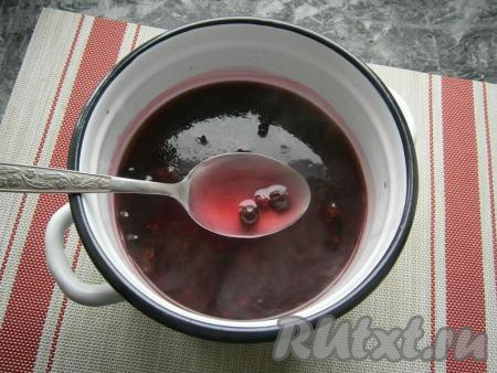 Влить тонкой струйкой крахмал в кастрюлю с кипящим компотом, интенсивно перемешивая ложкой. Довести кисель, помешивая, до кипения на среднем огне и выключить газ.