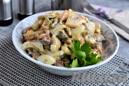 Салат с куриной печенью и шампиньонами