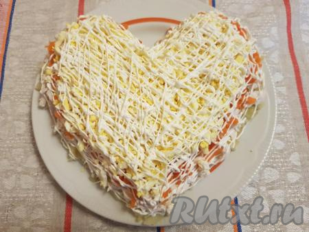 Равномерно разложить натёртые яйца и смазать этот слой майонезом.
