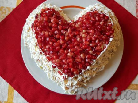 Верхним слоем выложить зёрна граната. Вкусный, яркий салат из курицы с гранатом и сыром в форме сердца можно сразу же подавать к столу. Я уверена, что это блюдо покорит ваших гостей не только вкусом, но и своей красотой!
