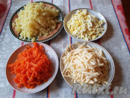 Картошку и морковь отварить, не очищая от кожуры, до готовности (варить минут 20-25 с начала кипения воды). Отварить до готовности куриное филе в подсоленной воде (варить 30-35 минут с момента закипания воды). Сварить вкрутую яйца (на это понадобится минут 10 с начала кипения). Отваренным картошке, моркови, куриному филе и яйцам дать остыть. Морковку, яйца и картошку очистить, а затем натереть на крупной тёрке. Сыр тоже натереть на крупной тёрке. Этот салат будет формироваться слоями, поэтому натирать ингредиенты нужно по отдельности, а затем выкладывать на разные тарелки.