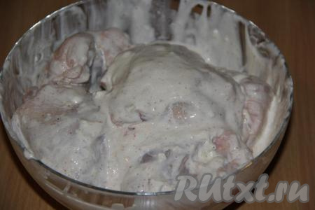 Тщательно перемешать курицу со сметаной, чесноком и специями, поставить в прохладное место минимум на 2-3 часа (я поставила миску с курицей на ночь в холодильник). 
