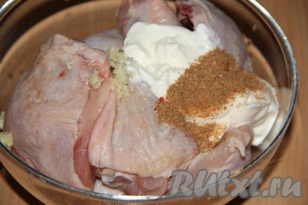 К курице с чесноком выложить сметану, влить лимонный сок, всыпать соль и хмели-сунели.