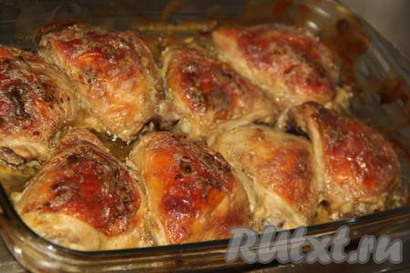 Запекать кусочки курицы в сметанно-чесночном соусе в разогретой духовке, примерно, 1 час при температуре 220 градусов. Курочка должна покрыться золотистой корочкой.