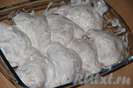 Затем части курицы в сметане с чесноком переложить в жаропрочную форму (или на противень).