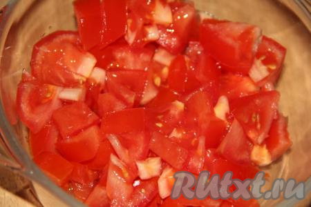 3 крупных помидора вымыть и нарезать на кубики среднего размера. 