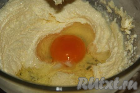 В смесь масла и сахара добавить одно яйцо, взбить  в течение 1-2 минут с помощью миксера. 