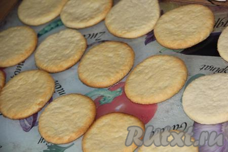 Дать готовому печенью остыть.