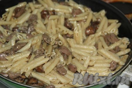 Добавить макароны в сковороду к сердечкам и грибам, перемешать и томить пару минут, периодически перемешивая (макароны должны прогреться). 