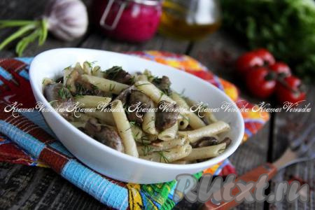 Подать макароны с куриными сердечками и грибами в горячем виде. Можно посыпать свежей зеленью. Приготовьте куриные сердечки, тушёные с грибами, на сковороде, уверена, вы останетесь довольны вкусом этого сытного блюда!