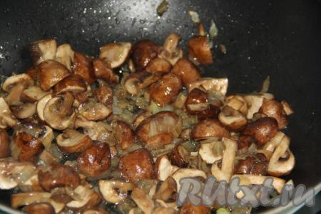 Обжарить грибы с луком в течение 10 минут, не забывая иногда перемешивать.