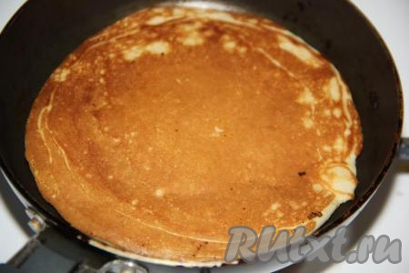 Выпекать панкейк на среднем огне с двух сторон до золотистого цвета, а затем переложить на тарелку.