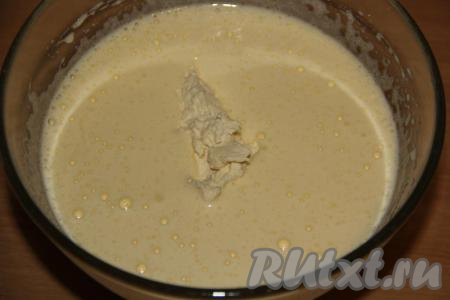 В яичную массу добавить набухшую манку и растительное масло.
