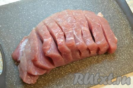 Вымыть и обсушить кусок свинины. На мясе сделать глубокие надрезы на расстоянии около 1 см, но не прорезая свинину до конца (как на фото).