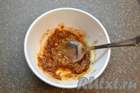 Тщательно перемешать масло с чесноком и специями.