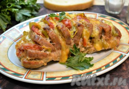 Свинина-гармошка, запечённая с помидорами и сыром в духовке