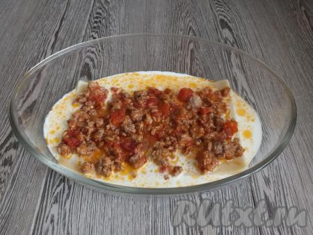 Сверху равномерно распределите часть мясной начинки (у меня обычно уходит на 1 лист лазаньи 3,5 столовых ложек начинки).