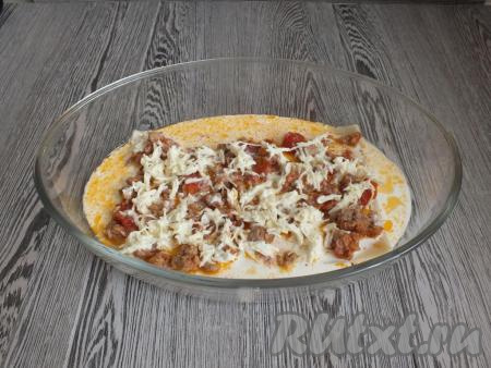 На слой начинки разложите 2 столовые ложки смеси сыра и сливок.