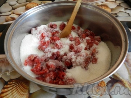 Засыпать малину сахаром и оставить на 2-3 часа, чтобы ягоды дали сок.