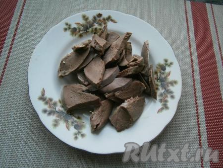 Нарезать свиное сердце крупными, но не толстыми ломтями.