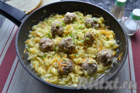 Фрикадельки с лапшой в сковороде