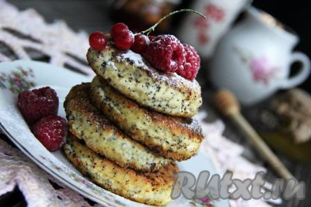 Вкусные и ароматные сырники с маком подать к столу. Перед подачей сырнички можно посыпать сахарной пудрой или полить сиропом.