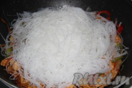 Затем в сковороду с курицей и овощами добавить фунчозу (я её нарезала с помощью ножниц), хорошо перемешать.